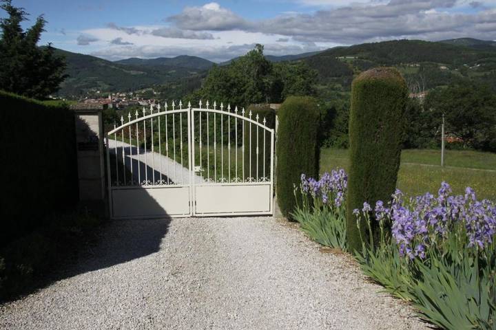 Location de vacances pour 2 personnes, avec Terrasse et Jardin ainsi que Piscine et Vue à Saint-Félicien