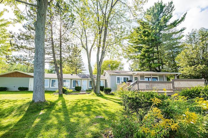 Vacation rental for 12 people, with yard in Lake Huron