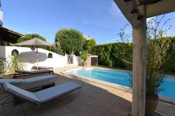 Gîte pour 3 personnes, avec jardin ainsi que vue et piscine à Saint-Victor-la-Coste