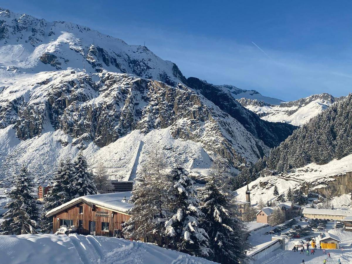 Queen Room with Shared Bathroom in Andermatt, Skiarena Andermatt-Sedrun