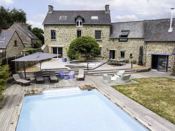 Location de vacances pour 12 personnes, avec piscine et jardin à Le Tronchet