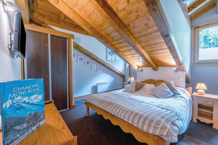 Entire apartment, V Loriaz 44: Beside Ski Lift; Pool, Sauna & Gym in Vallorcine, Bonneville region