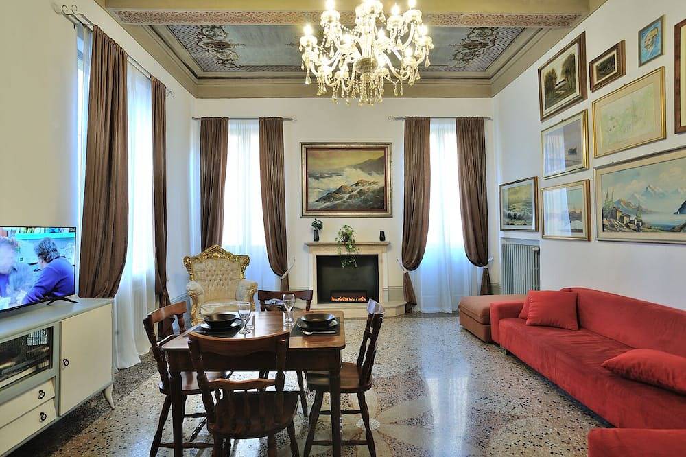 Entire apartment, Prestigious residence a stone's throw from Duomo in Modena, Modena Province