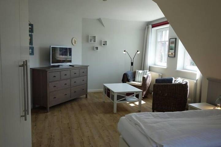 Dieses freistehende Haus mit großzügigem Grundstück in der Flurstraße 28 in Wyk, in Nordfriesische Inseln (Schleswig-Holstein) (Schleswig-Holstein), Wyk auf Föhr