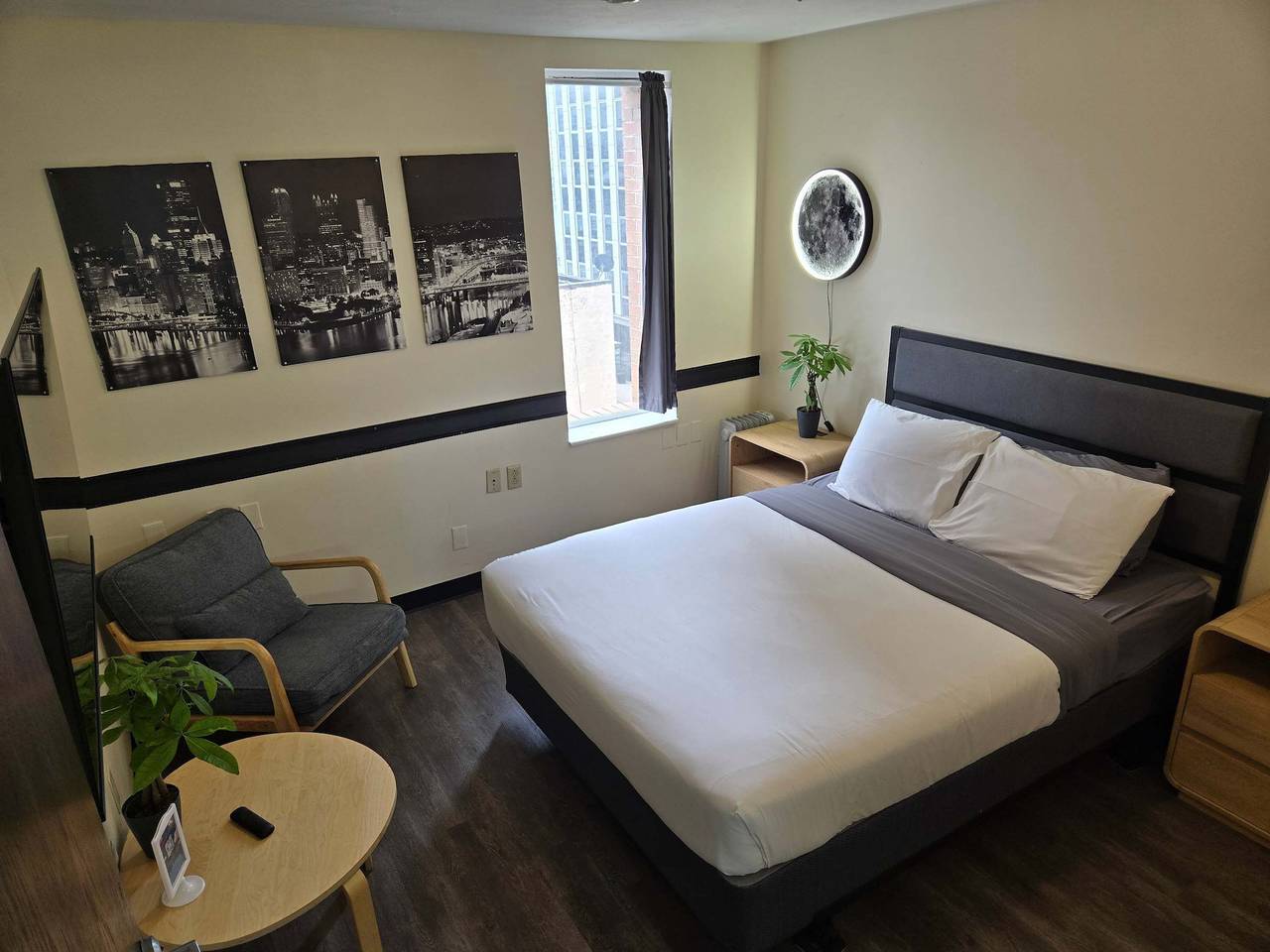 Entire apartment, Downtown Apt Walk Everywhere Clean Safe in Pittsburgh, Allegheny County