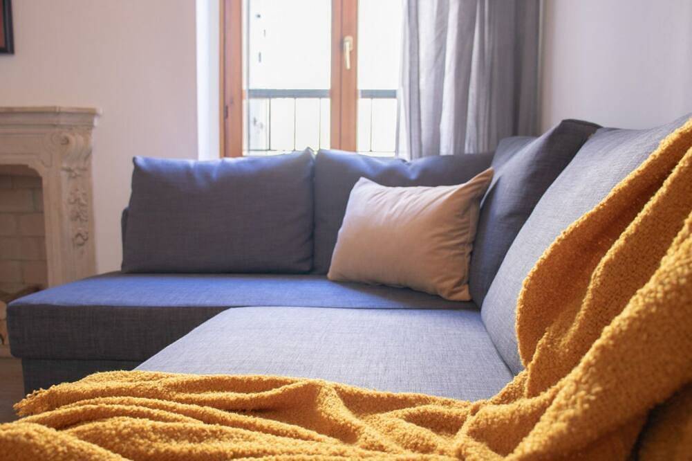 Apartamento entero, Guesthost - A splendid 65 sq m apartment, perfect for 4 guests, located on the first floor of a completely renovated period building.The accommodation is located in Valeggio sul Mincio, just an 8-minute walk from the Scaligero Castle, a 15-minute walk fr in Valeggio sul Mincio, Provincia de Verona