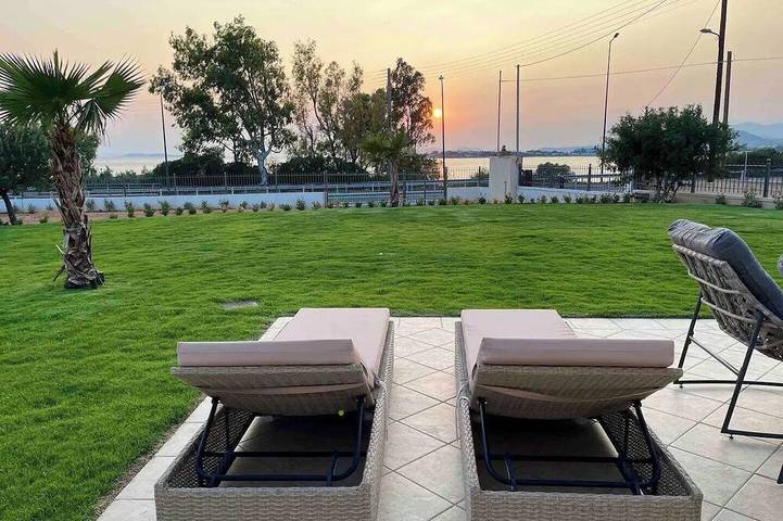 Location de vacances pour 15 personnes, avec jardin et balcon dans Saronida