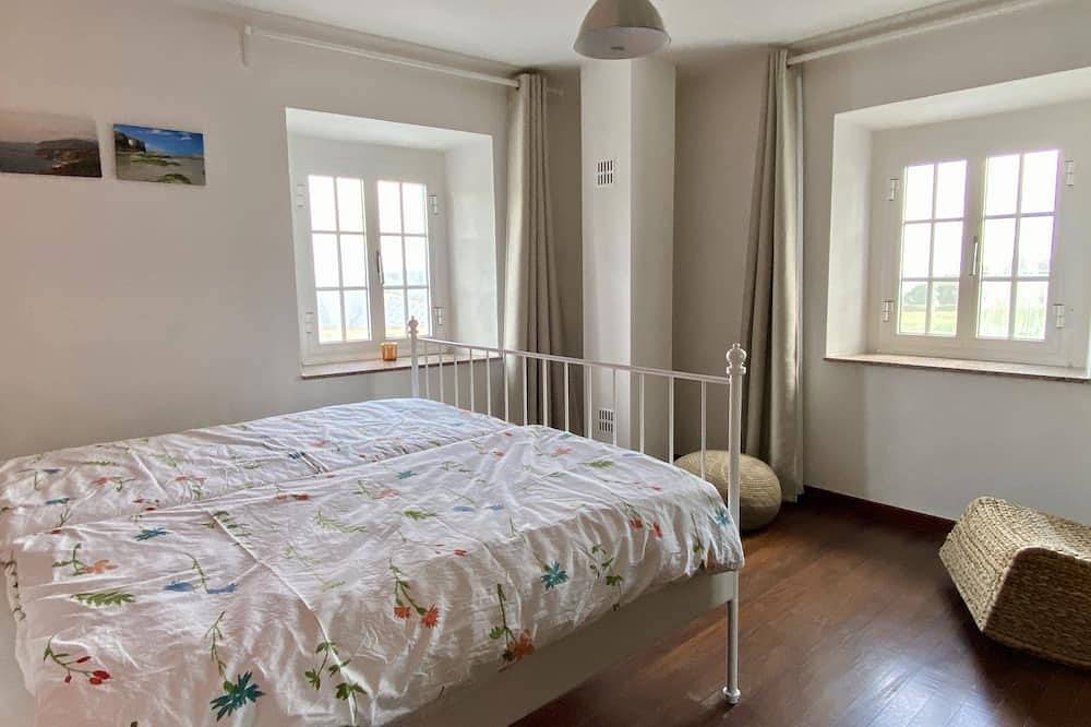 Lovely home with ocean views just a 5 minute walk to stunning beaches! in Ortigueira, Galician Coast