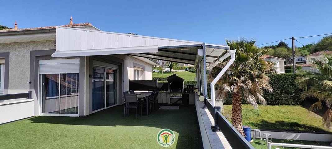 Gîte pour 5 personnes, avec Terrasse ainsi que Jardin et Piscine