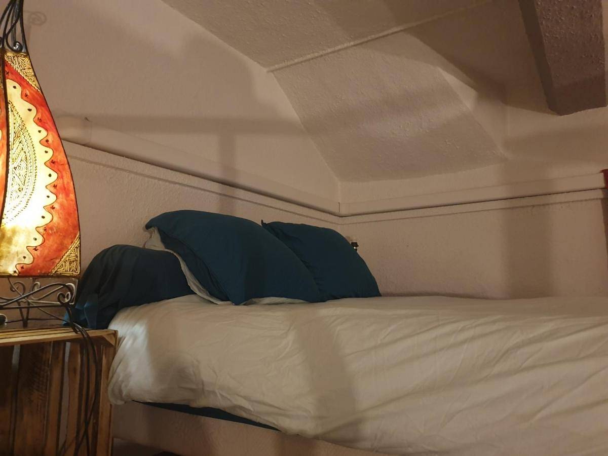 Appartement entier, One-Bedroom Apartment in Lambesc, Région d'Aix-en-Provence
