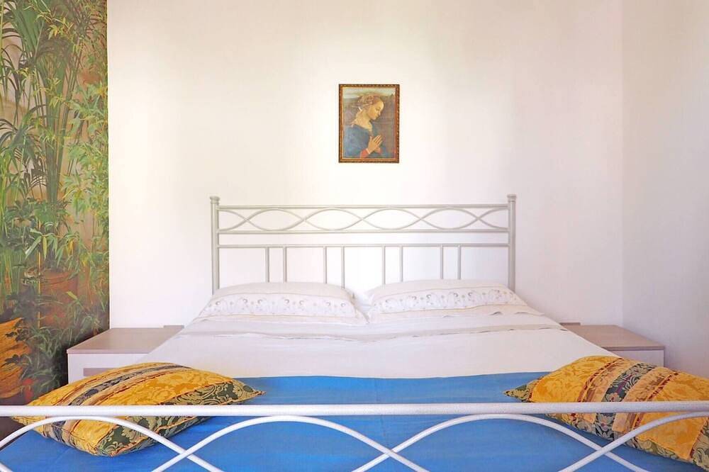 Entire apartment, Mimosa - House 5 places, 2 bedrooms, on the beach in Baia Verde, Gulf of Taranto