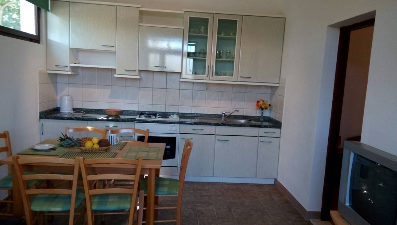 Geheel vakantieappartement, A 4 apt with patio & sea view, close to the beach in Arbanija, Čiovo