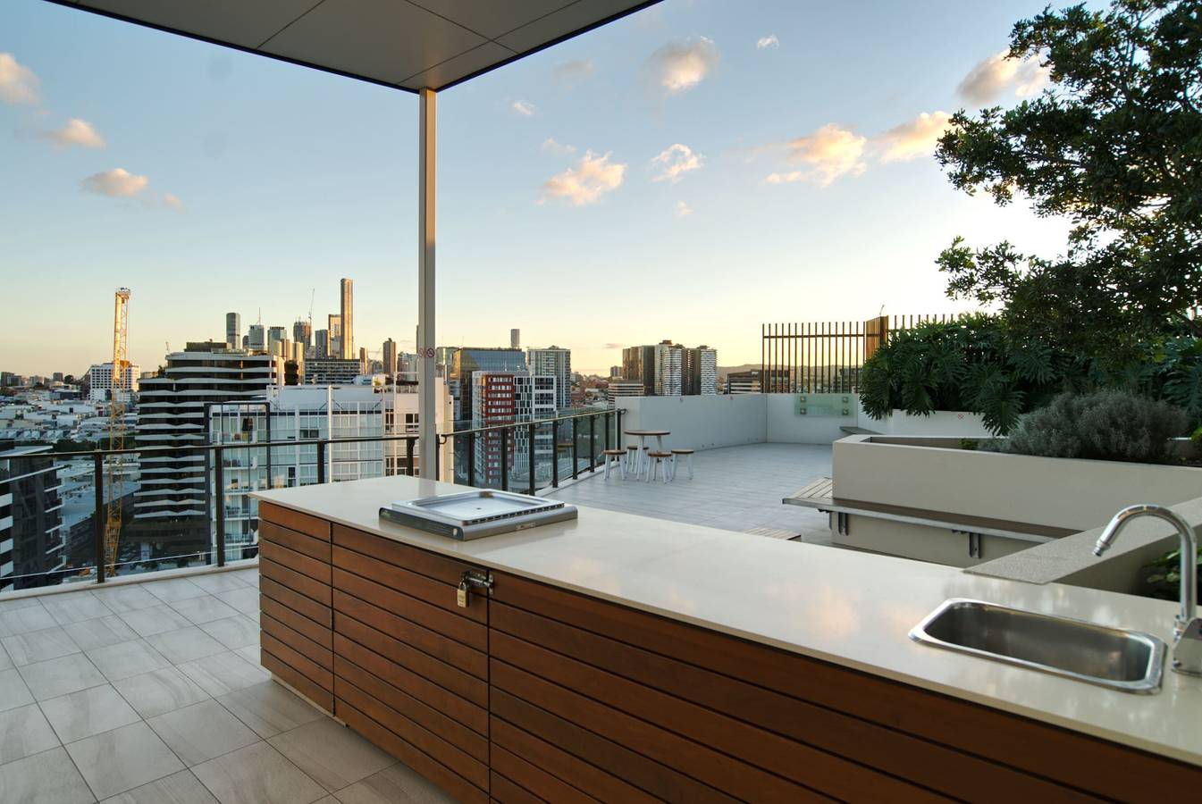 Entire apartment, 2Br Food Drink Hub   Pool   2 cars   Gym   Rooftop in Brisbane, Moreton Bay