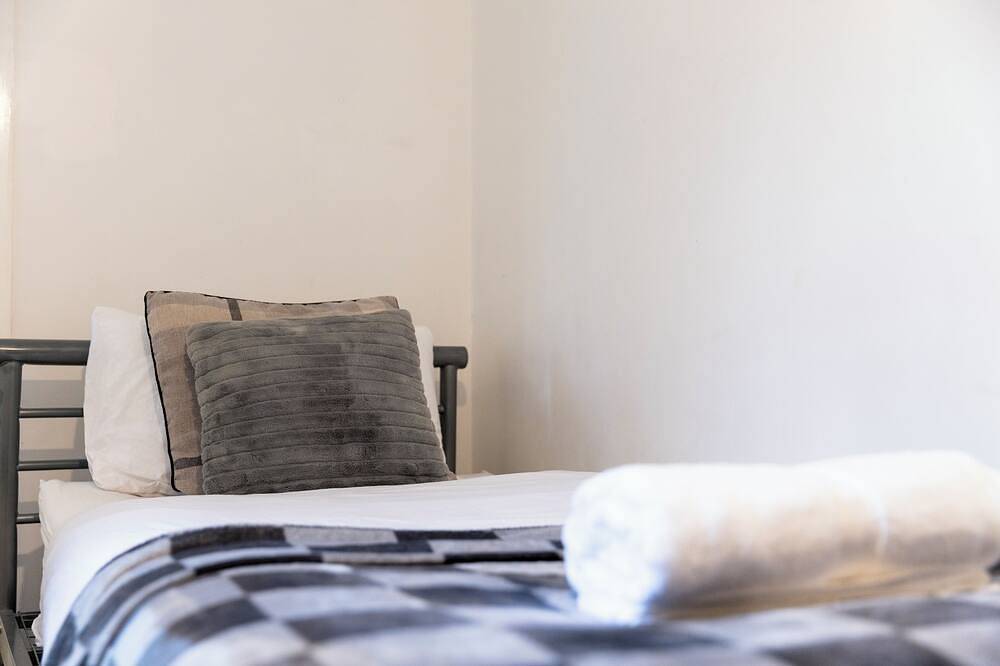 Large Home, Ideal for Contractors, Free Parking! in Stoke-on-Trent, Midlands