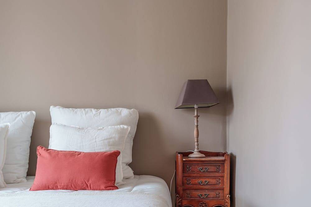 Family house with garden and terrace near Lake Joué, sleeps 8 / 4 bedrooms in Joué-lès-Tours, Región de Tours
