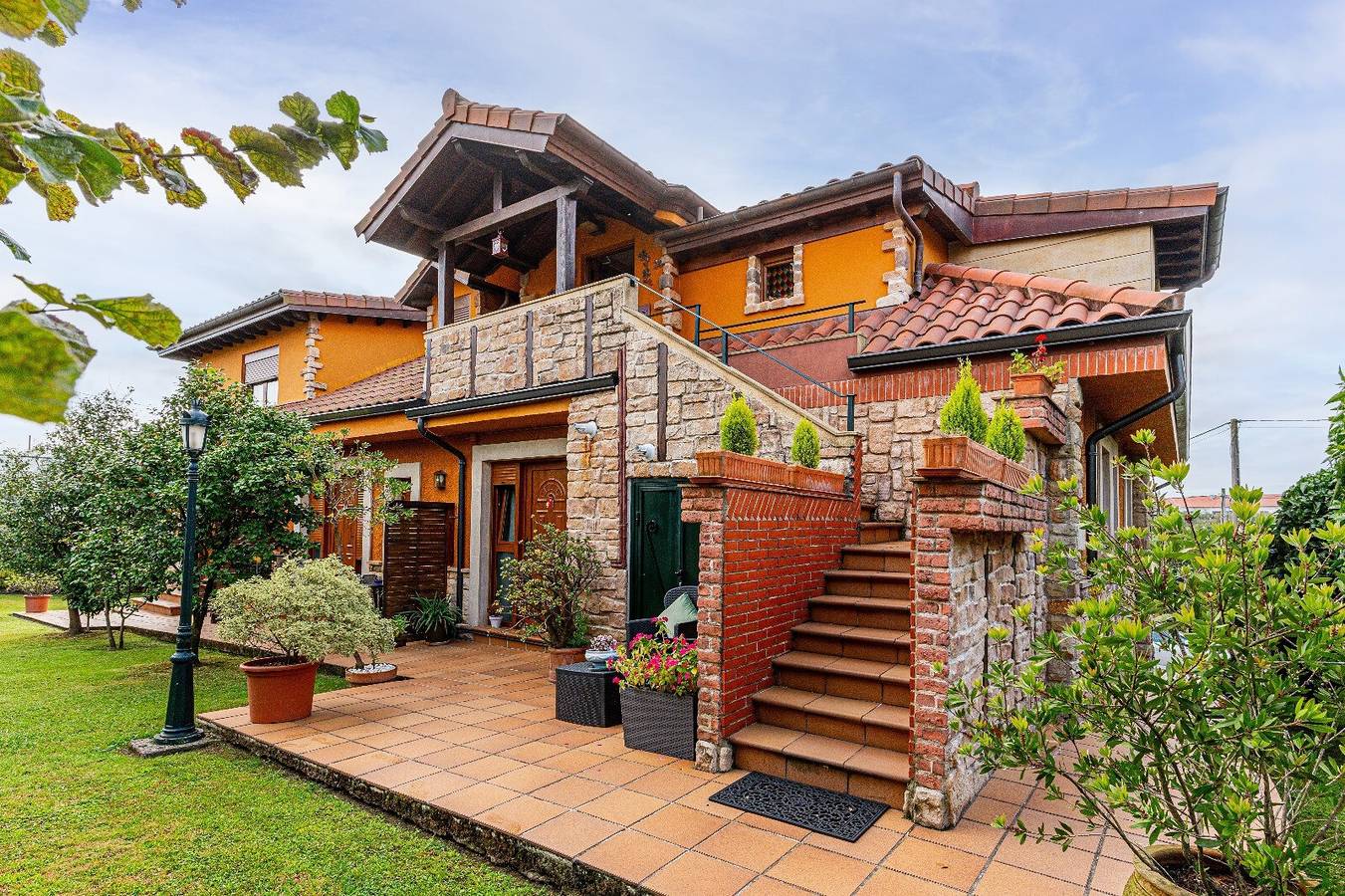 'Double Sunflower' Room with Mountain Views, Shared Terrace, and Wi-Fi in Marina de Cudeyo, Cantabrian Coast