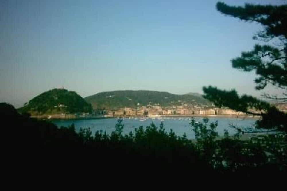 Apartment for 4 People in Playa de la Concha, San Sebastian