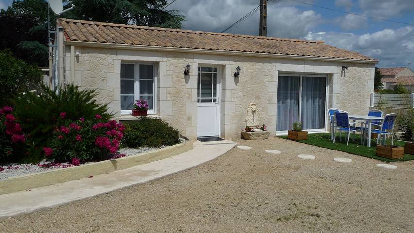 Gîte pour 2 personnes, avec terrasse à Sainte-Gemme-la-Plaine