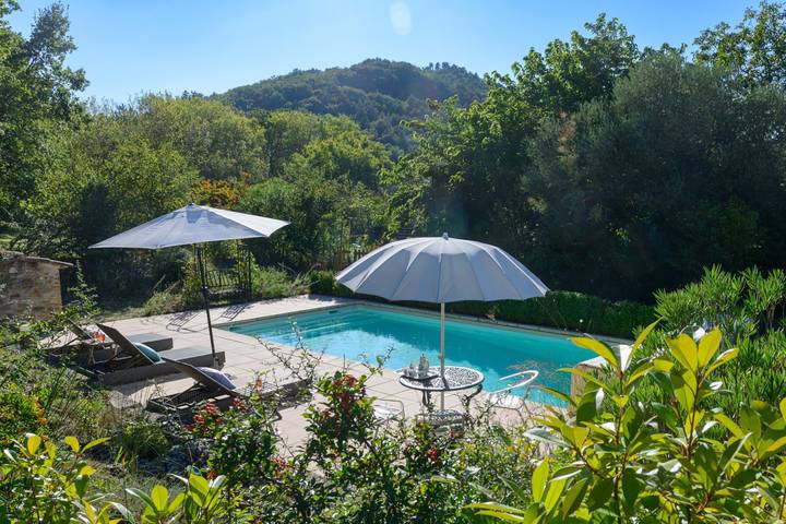 Gîte pour 4 personnes, avec jardin ainsi que piscine et terrasse