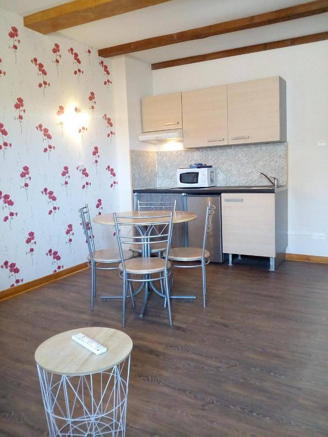 Gîte pour 2 personnes, avec terrasse à Marcenat - 3