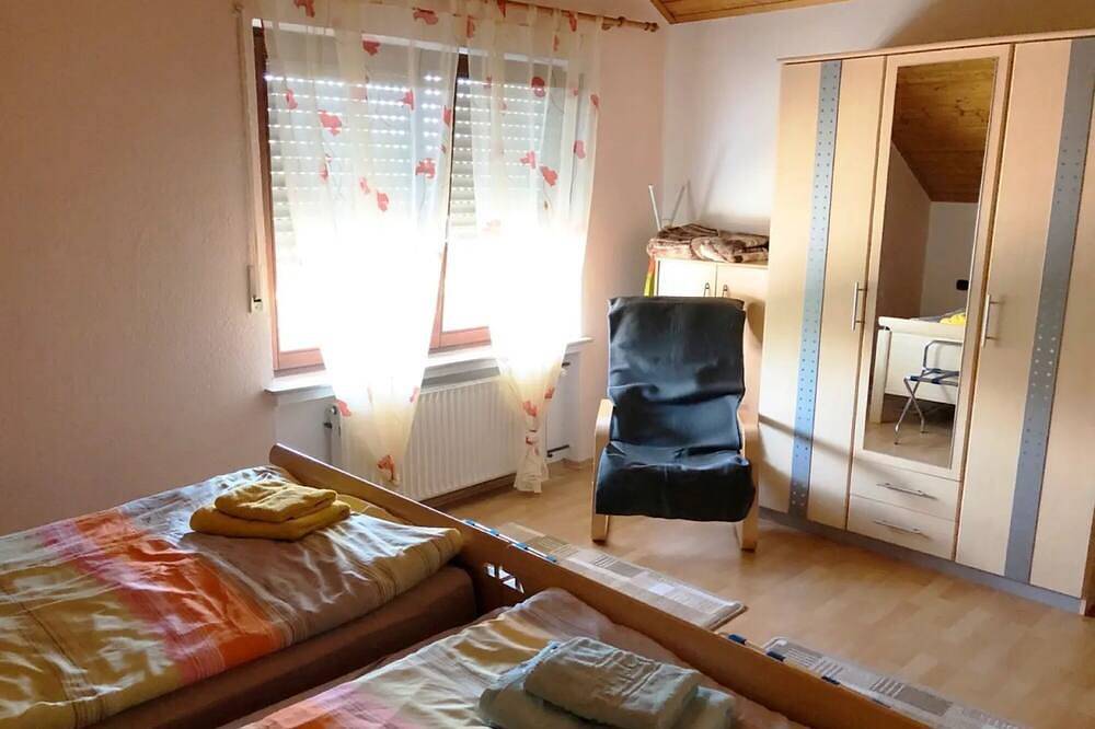 Ganze Wohnung, Ferienwohnung Tannhausen mit privatem Garten, Balkon und Wlan in Aulendorf, Region Bodensee-Oberschwaben