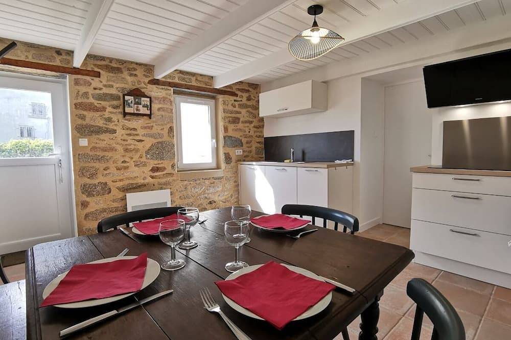 Maison de Pêcheur à Proximité D'un Petit Port et à 2 min de la Plage in Plozévet, Côte de Cornouaille
