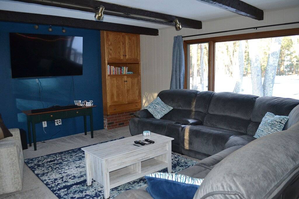 Bike Week 2026 Available!! 4Br, 2 Bath Dates open Late May and June sleeps 7 in Gilford, Lake Winnipesaukee