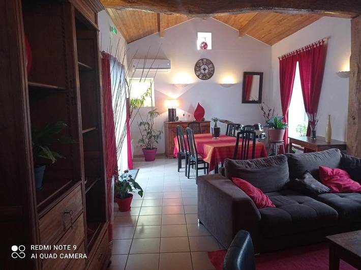 Chambre d’hôte pour 2 personnes, avec terrasse ainsi que jardin et piscine, animaux acceptés à Saint-Seurin-de-Cursac