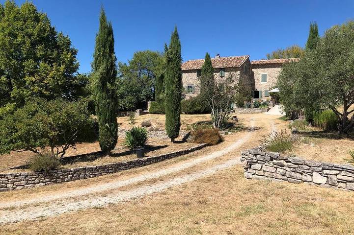 Location de vacances pour 11 personnes, avec Terrasse et Jardin à Sainte-Croix-à-Lauze