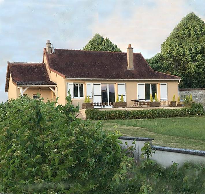 Location de vacances pour 7 personnes, avec Balcon et Terrasse ainsi que Jardin et Vue sur le lac à Ravières