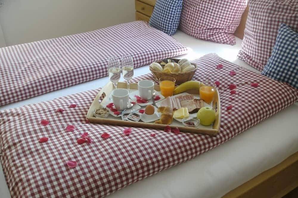 Ganze Wohnung, Gemütlich eingerichtete Fewo mit Blick über den Marktplatz in Neualbenreuth, Ostbayern