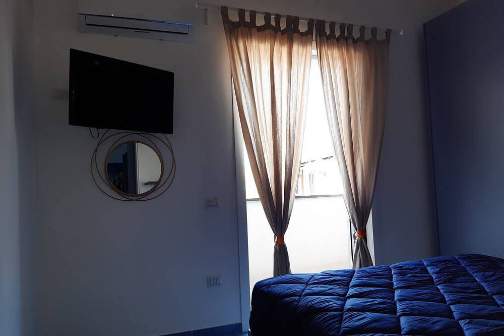 Appartamento intero, Appartamento elegante e confortevole con terrazza e piscina in Procida, Napoli e dintorni