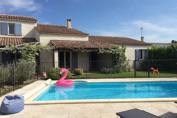 Location de vacances pour 9 personnes, avec jardin et terrasse à Mollégès