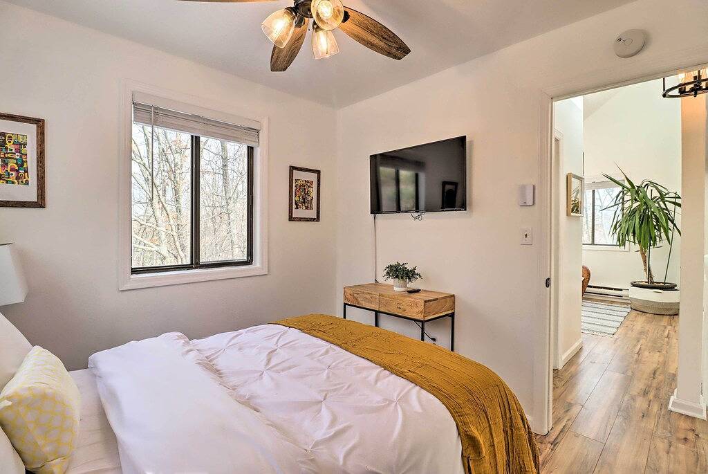 Deck, Fire Pit & Pool Access at Poconos Retreat! in Saw Creek, Monroe County (PA)