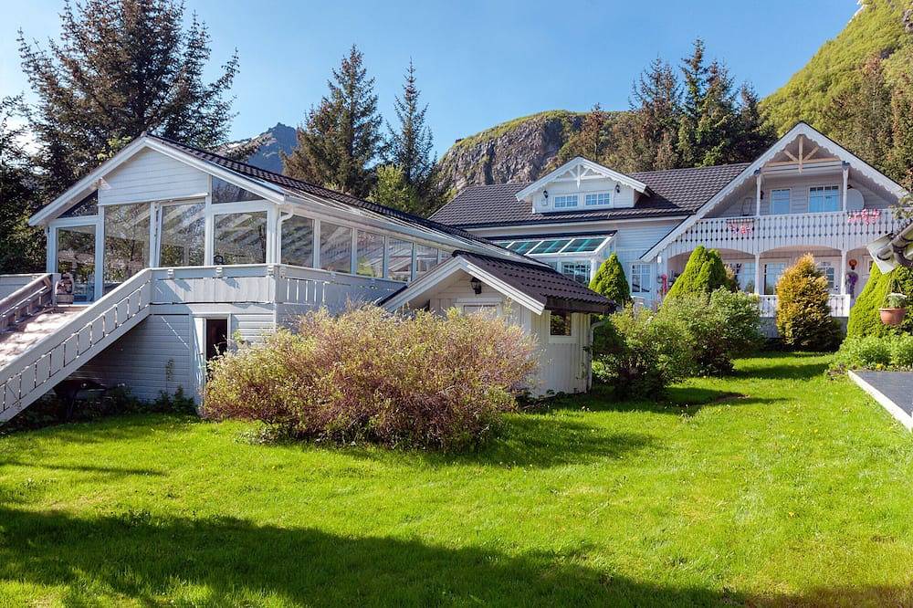 Secluded house in Lofoten-Private swimming pool! in Vestvågøy