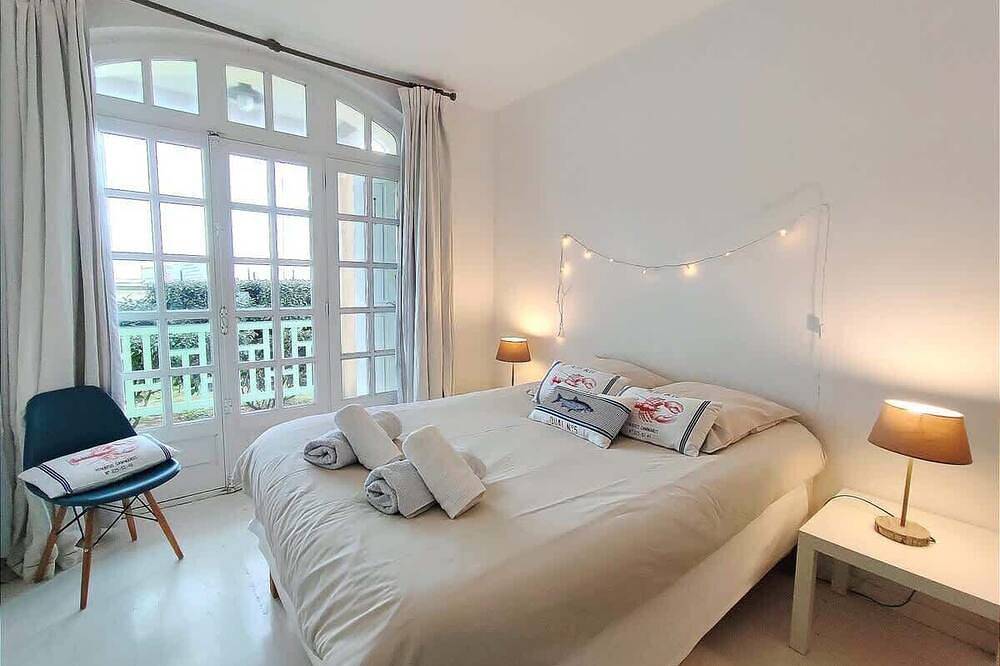 Villa Bellevue - Anglo-Norman seafront house in Ouistreham, Caen region