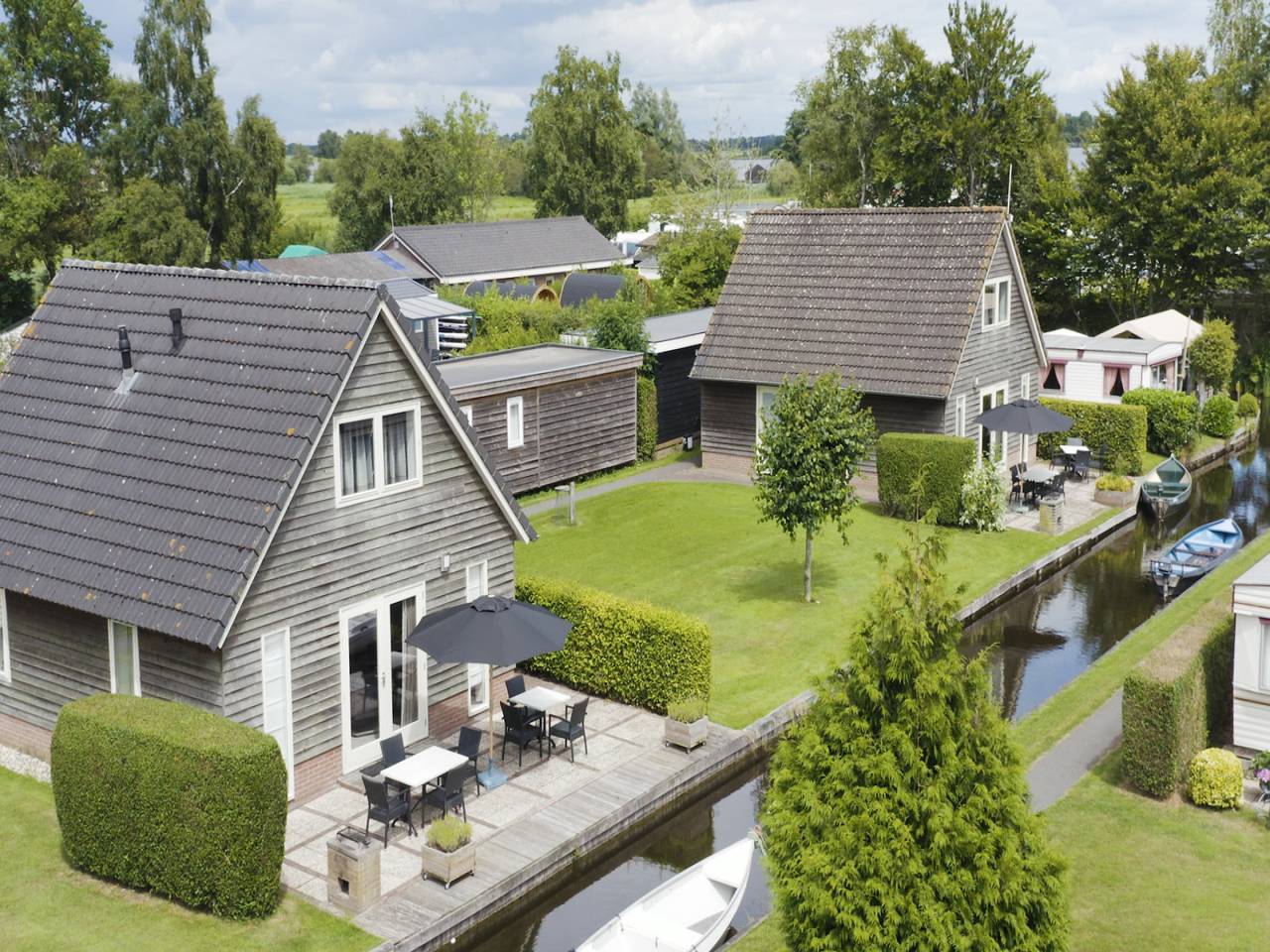 Twee 6-persoons vakantiehuizen aan het water, midden in het oude centrum van Giethoorn in Giethoorn, Nationaal Park Weerribben-Wieden