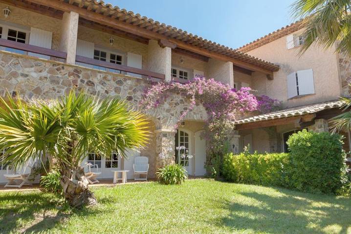 Hôtel pour 2 personnes, avec jardin ainsi que vue et piscine, adapté aux familles dans Port des Oursinières - 3