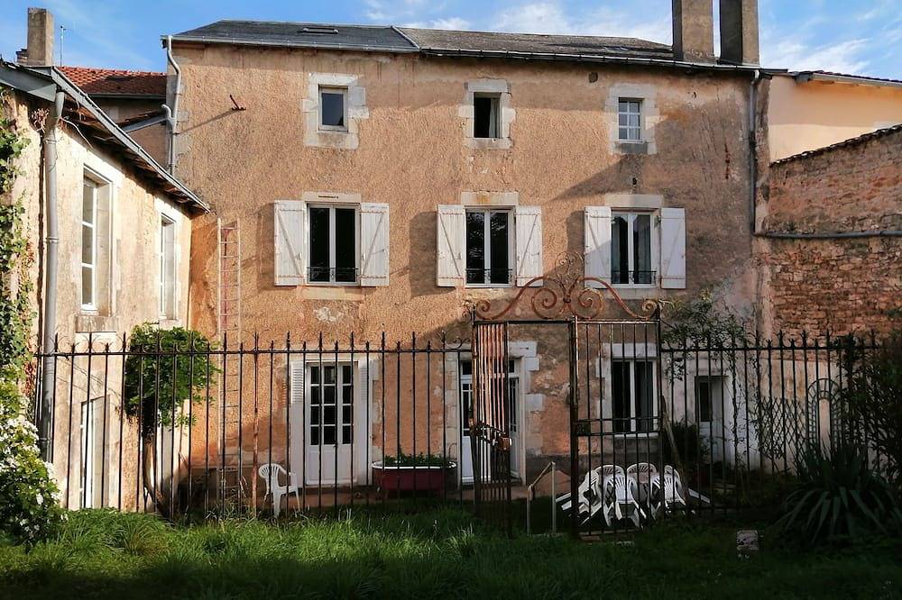 Valence en Poitou grande maison centre ville avec jardin - 8 à 14 personnes in Couhé, Vienne (France)