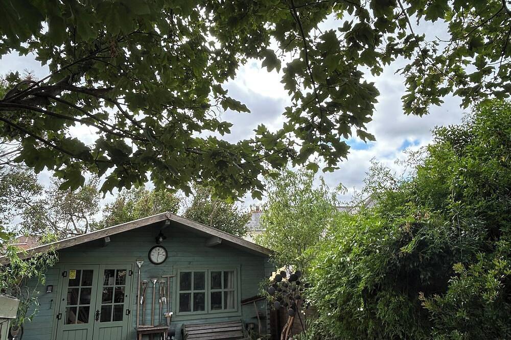 Centrally located cosy cabin in the heart of Chichester close to all attractions in Chichester, West Sussex