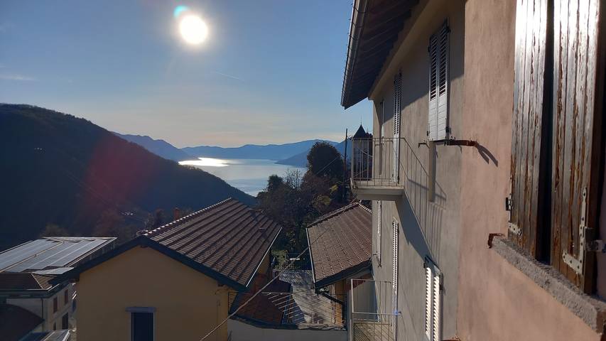 Ferienwohnung für 7 Personen, mit Balkon und Seeblick in Maccagno con Pino e Veddasca