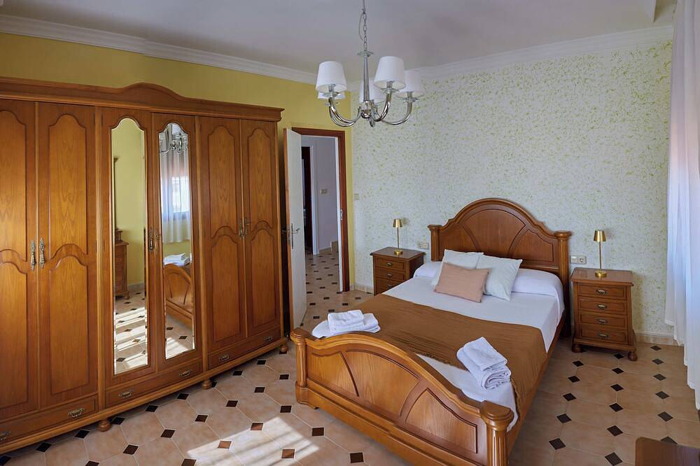 Casa Ameixida, para grupos grandes, vistas al mar, playa 300m, parking, barbacoa in Riveira, Rias Baixas