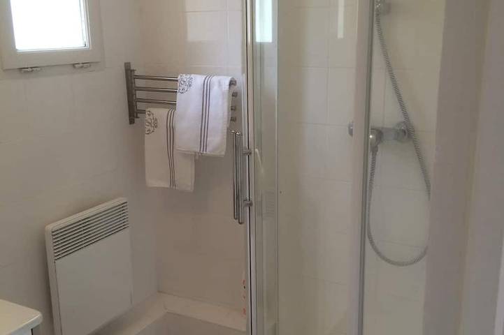 Gîte pour 2 personnes, avec terrasse ainsi que jardin et piscine à Saint-Rémy-de-Provence - 4