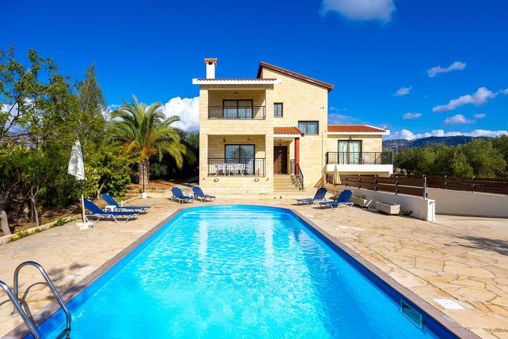 Villa for 8 people, with garden and balcony in Peyia