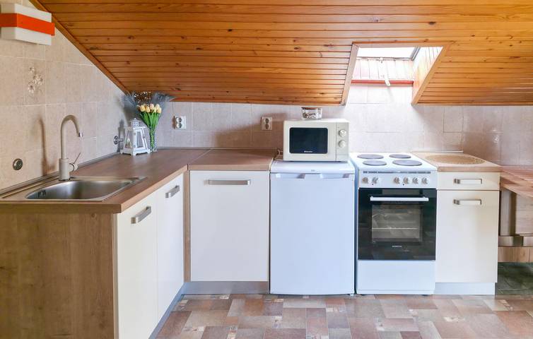 Ganze Ferienwohnung, Gemütliches Apartment mit Meerblick, WLAN, Klimaanlage und Terrasse – 2 km vom Strand entfernt in Crni molo, Crikvenica