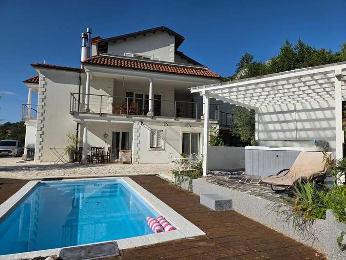 Ferienwohnung für 4 Personen, mit Ausblick und Seeblick sowie Pool und Garten, mit Haustier