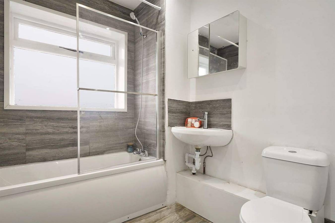 Ganze Ferienwohnung, Belvedere 4-Bed Apt, Sleeps 9 with Parking in Bexley, London