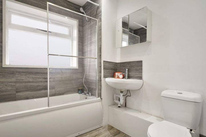 Entire holiday apartment, Belvedere 4-Bed Apt, Sleeps 9 with Parking in Bexley, London