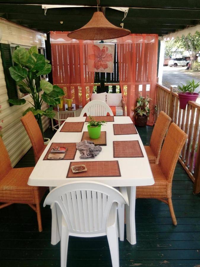 Camping pour 6 personnes, avec Terrasse et Jardin ainsi que Bassin pour enfant et Piscine
