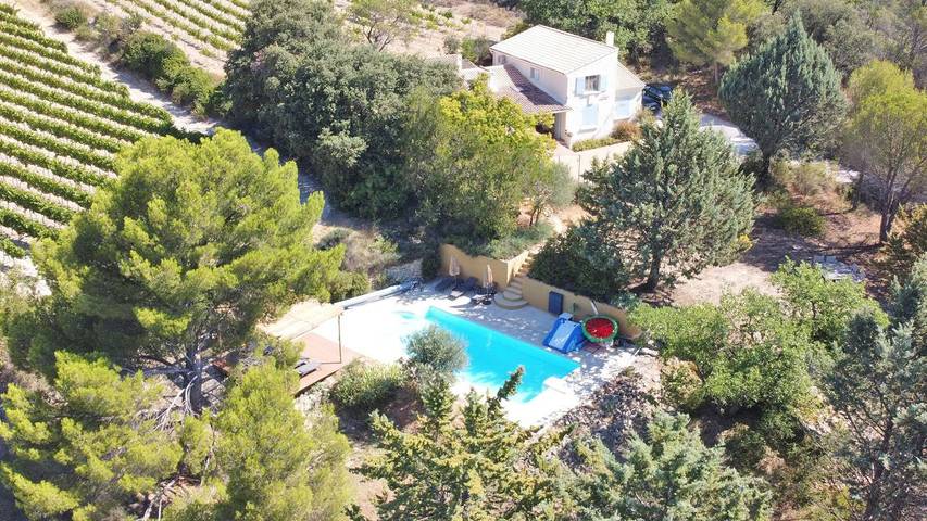 Location de vacances pour 9 personnes, avec jardin et piscine à Saint-Pierre-de-Vassols
